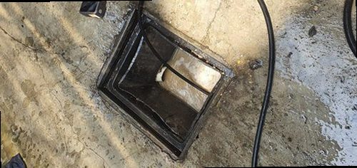 덕양구 행신동 하수구막힘 배수구 주변 상태와 물 고임을 확인하는 모습