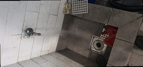 덕양구 하수구막힘 배관 점검 장비를 사용해 막힌 위치를 확인하는 모습