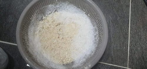 덕양구 하수구막힘 배관 내부 정리 후 물을 흘려 배수 흐름을 재확인하는 모습